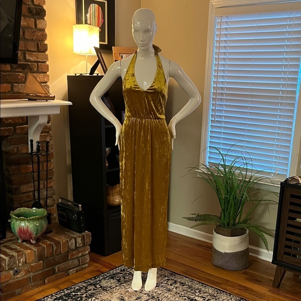 Avec Les Filles Gold Velvet halter long dress
Size: 2